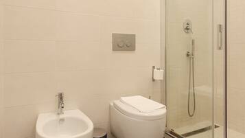 Dusche, Haartrockner, Bidet, Handtücher