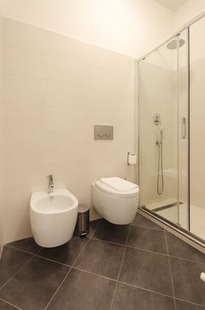 Douche, sèche-cheveux, bidet, serviettes fournies