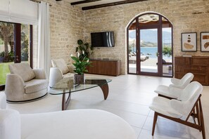 Smart TV, fireplace, video games, table tennis - Villa Lygia - Beachside Luxury Redefined: by etouri (Rethymno)