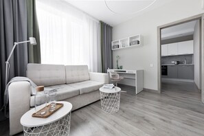 Habitación de lujo | Área de sala de estar | Smart TV de 43 pulgadas con canales digitales y televisión 