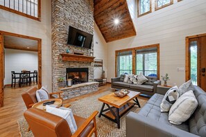 Fernseher, Kamin, Netflix, Tischfußball