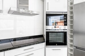 Kühlschrank, Mikrowelle, Ofen, Geschirrspüler