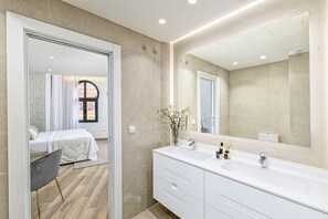 Dusj, hårføner og håndklær