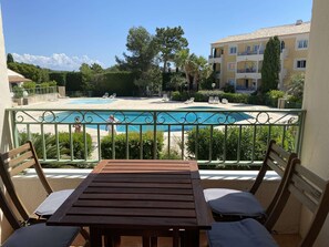 Outdoor dining - 2-room apt in Les Issambres, pool, tennis, secure parking (Les Issambres)