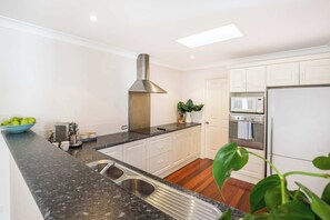 Microwave, oven, stovetop, dishwasher - Dunescape Family Retreat (Vincentia)