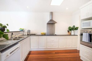 Een magnetron, een oven, een kookplaat, een vaatwasser
