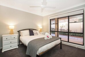 5 bedrooms, iron/ironing board, travel cot, WiFi - Dunescape Family Retreat (Vincentia)