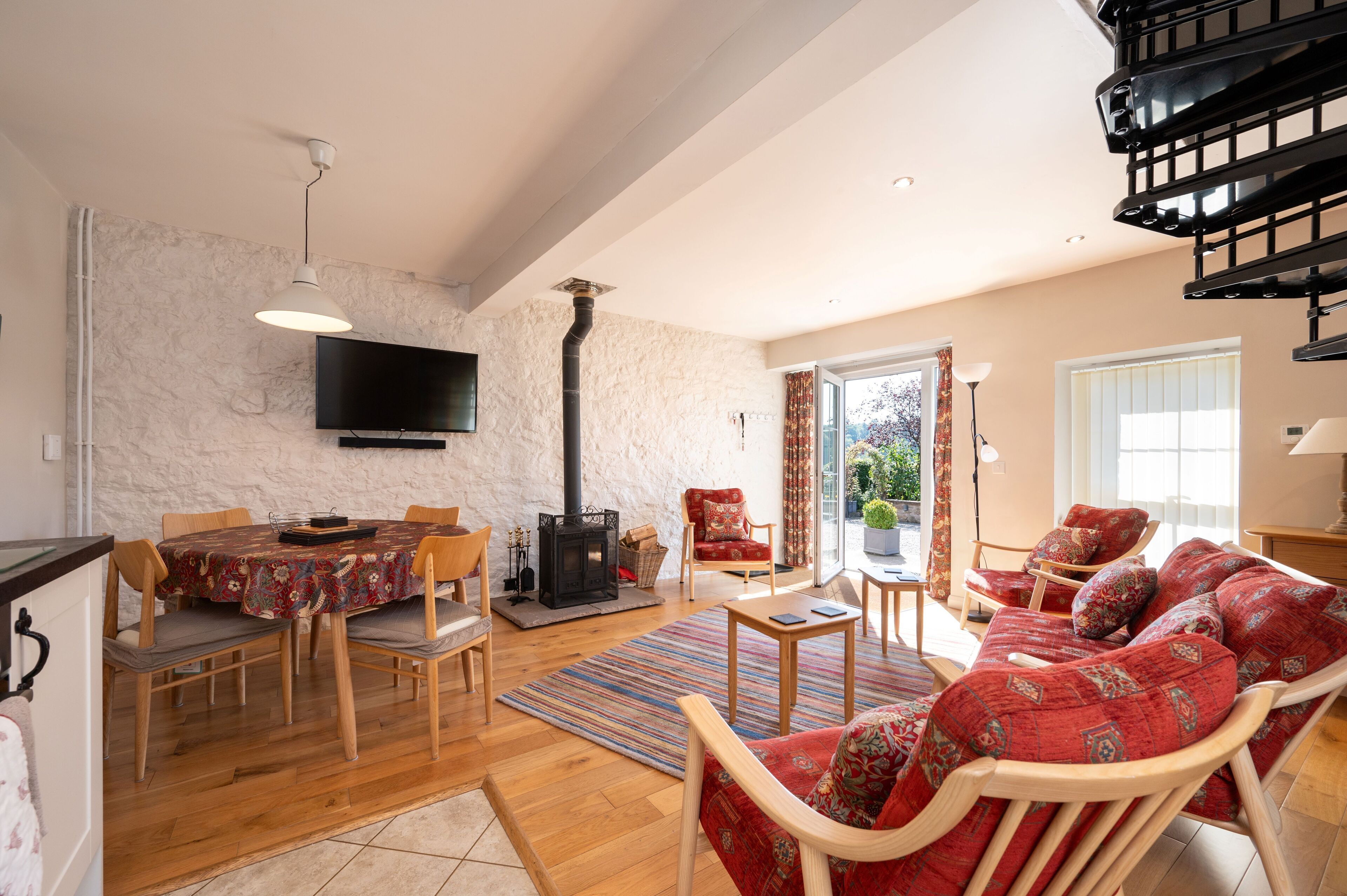 Älytelevisio, takka, kirjoja