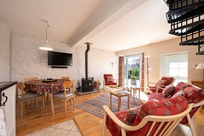 智能电视、壁炉、书