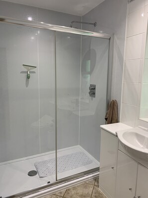 Douche, sèche-cheveux, serviettes fournies, papier toilette