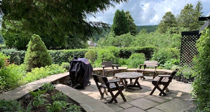 Charming Fully Refurbished Garden Cottage
