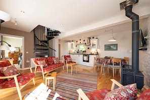 Smart TV, fireplace, books - Charming Fully Refurbished Garden Cottage  (Canonbie)