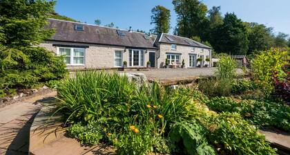 Charming Fully Refurbished Garden Cottage