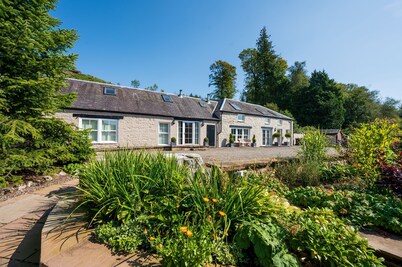 Charming Fully Refurbished Garden Cottage 