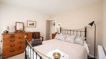 3 dormitorios, tabla de planchar con plancha, cuna de viaje