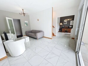 TV - Charming Beachside Home with Enclosed Garden and Modern Amenities (Jullouville)