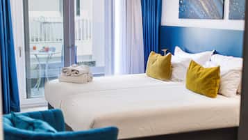 Deluxe Room | Bar mini, peti besi dalam bilik, ruang kerja komputer riba