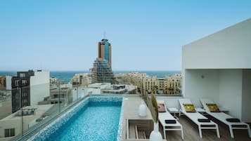 Una piscina al aire libre de temporada