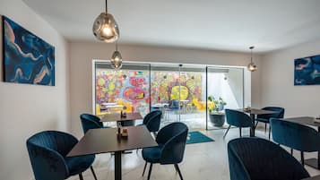 Daily continental breakfast (EUR 8 per person)