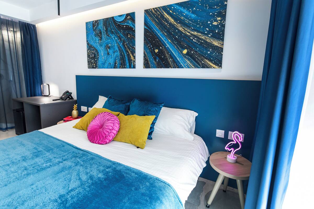 Minibar, in-room safe, laptop workspace, blackout drapes