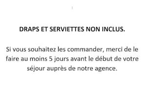 A text slide with the heading "DRAPS ET SERVIETTES NON INCLUS." and a message about ordering drapes and linens with a minimum notice of 5 days before arrival. - Charming T2 apartment in village center, pets allowed (Samoëns)
