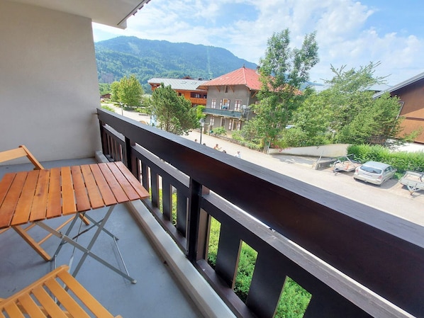 Outdoor dining - Charming T2 apartment in village center, pets allowed (Samoëns)