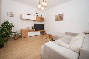 Living room - Spacious Apartment w Patio 40m From the Beach (Kastela)