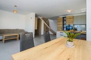 Appartement | Salle de séjour | Téléviseur de 30 po avec télévision numérique, foyer