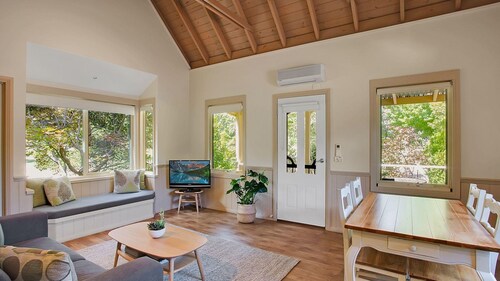 AUTUMN ABODE COTTAGES - ONE: Bright