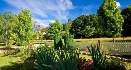 AUTUMN ABODE COTTAGES - ONE: Bright