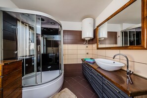 Apartment | Badezimmer | Dusche, kostenlose Toilettenartikel, Haartrockner, Handtücher