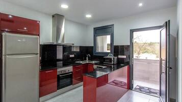 Kühlschrank, Mikrowelle, Ofen, Geschirrspüler