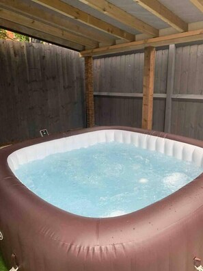 Outdoor spa tub - The Wootton House (Doncaster)