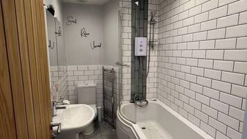 Bathtub, free toiletries, hair dryer