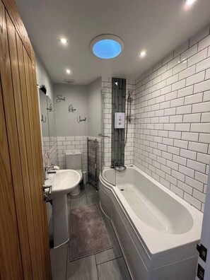Bathtub, free toiletries, hair dryer
