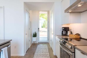 Jääkaappi, mikroaaltouuni, uuni, liesi