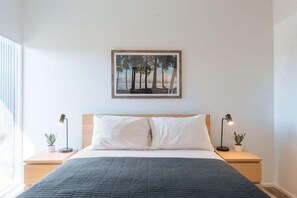3 habitaciones, tabla de planchar con plancha y cuna de viaje 