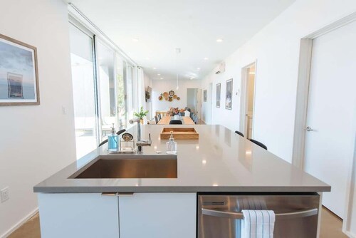 Designer Townhome · Walk to Egg Harbor · Firepit