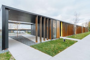 المنشأة من الخارج