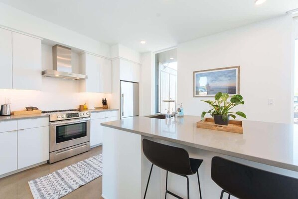 Fridge, microwave, oven, stovetop - Award-Winning Townhome · Sleeps 8 · Downtown (Egg Harbor)