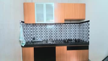 Camera familiare | Cucina privata | Frigorifero con congelatore, piano cottura, bollitore elettrico