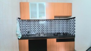 Family Room | Private kitchen | Full-sized fridge, stovetop, electric kettle, cookware/dishes/utensils