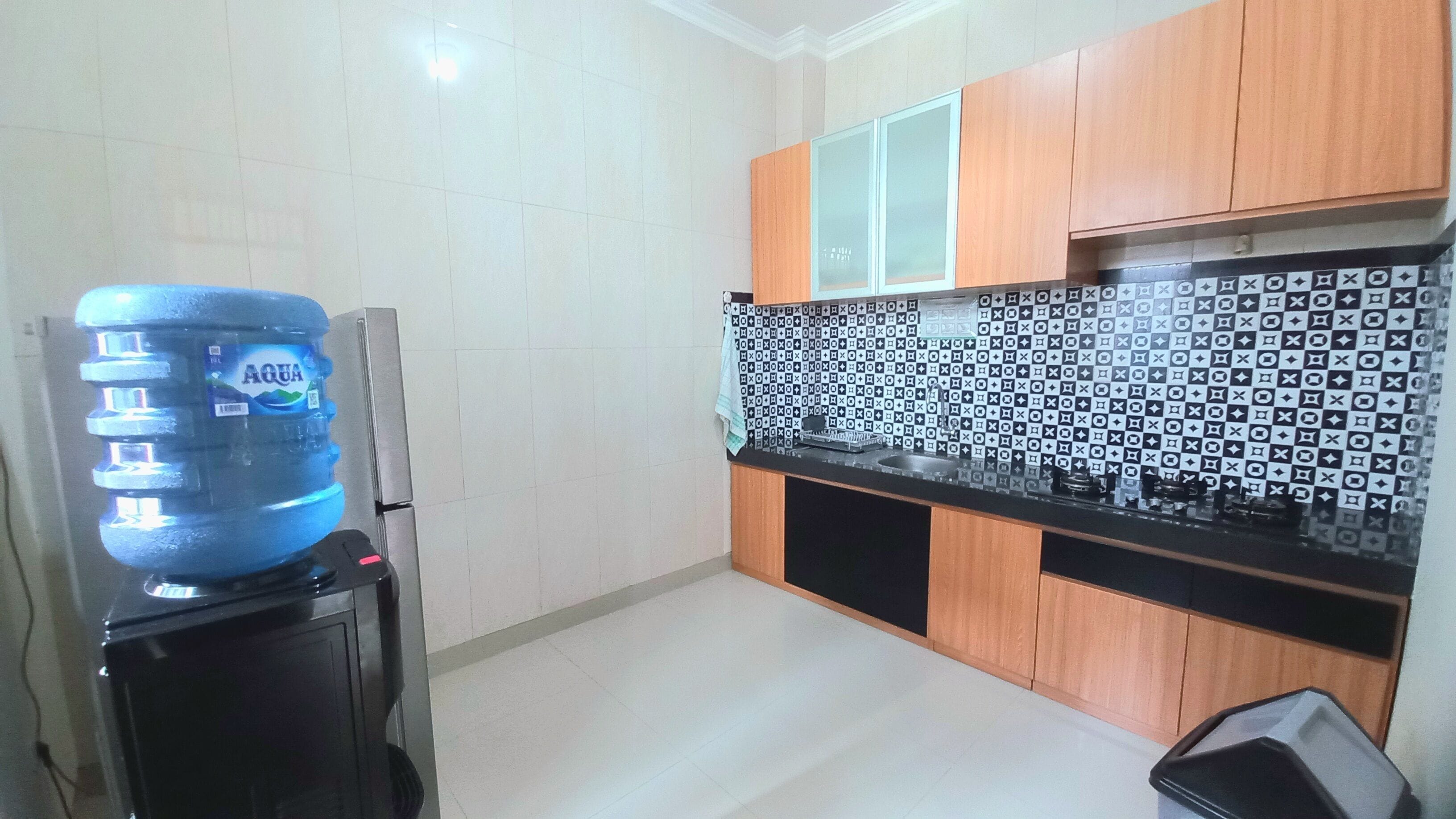 Family Room | Private kitchen | Full-sized fridge, stovetop, electric kettle, cookware/dishes/utensils