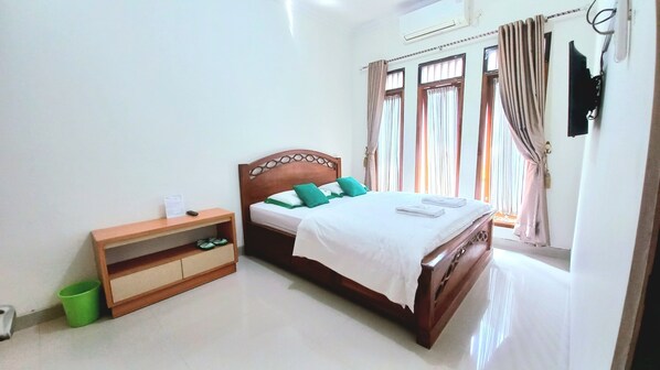 Family Room | 6 bedrooms, desk, free WiFi, bed sheets