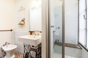 Shower, bidet - GuestHost - Comfortable 30sqm loft that can accommodate up to 2 people. Located on the ground floor of a characteristic building surrounded by Piazzale Galileo greenery, the room is the ideal solution to visit Florence while staying away from the histori (Firenze)
