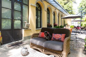 Outdoor dining - GuestHost - Comfortable 30sqm loft that can accommodate up to 3 people. Located on the ground floor of a characteristic building surrounded by Piazzale Galileo greenery, the room is the ideal solution to visit Florence while staying away from the histori (Firenze)