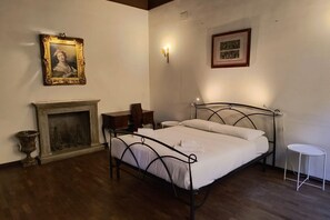 1 habitación, escritorio, tabla de planchar con plancha y wifi 