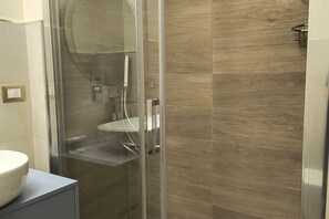 Douche, articles de toilette (gratuits), séchoir à cheveux, bidet