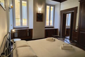 1 habitación, escritorio, tabla de planchar con plancha y wifi 