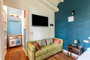 Living area - GuestHost - Comfortable 40sqm loft that can accommodate up to 4 people. Located on the ground floor of a characteristic building surrounded by Piazzale Galileo greenery, the room is the ideal solution to visit Florence while staying away from the histori (Firenze)